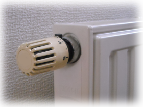 セントラルヒーティング、パネルヒーター、水が流れる、音がする、暖まらない
